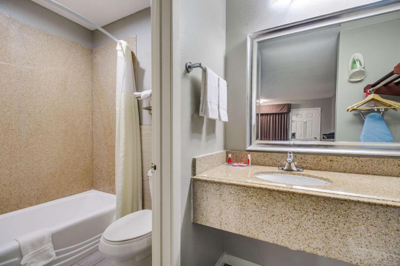 Econo Lodge Houston Brookhollow Экстерьер фото