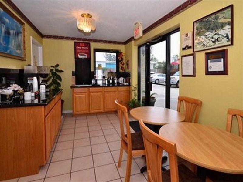 Econo Lodge Houston Brookhollow Ресторан фото